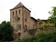 Detall de la torre quadrada del mas Bussanya