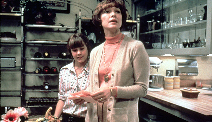 Linda Blair e Ellen Burstyn como Regan e Chris no filme 'O Exorcista', de William Friedkin. Foto: © 1973 - Warner Bros. Entertainment