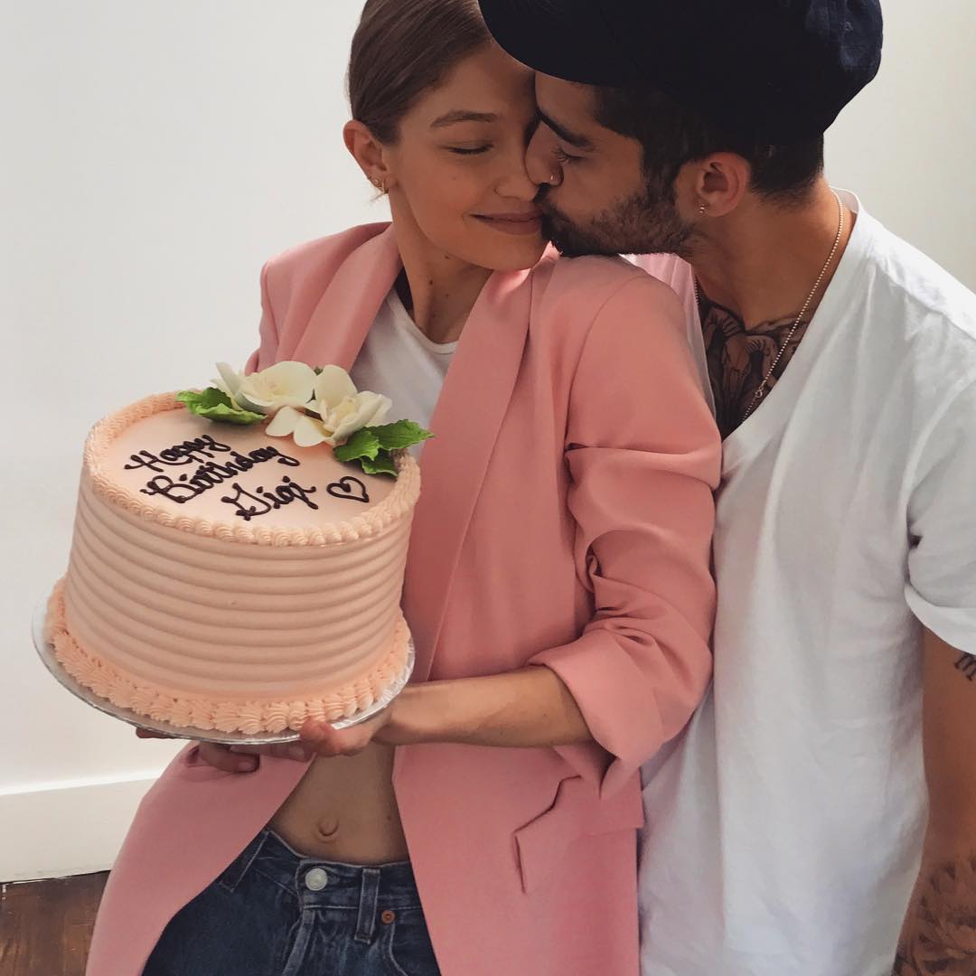 Model Cantik dapat hadiah kue ulang tahun special dari sang pacar Zayn Malik