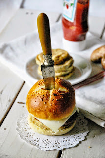 Hamburguesa de ternera al roquefort, con champiñones portobello,berenjena crujiente y queso & pan de hamburguesa de queso