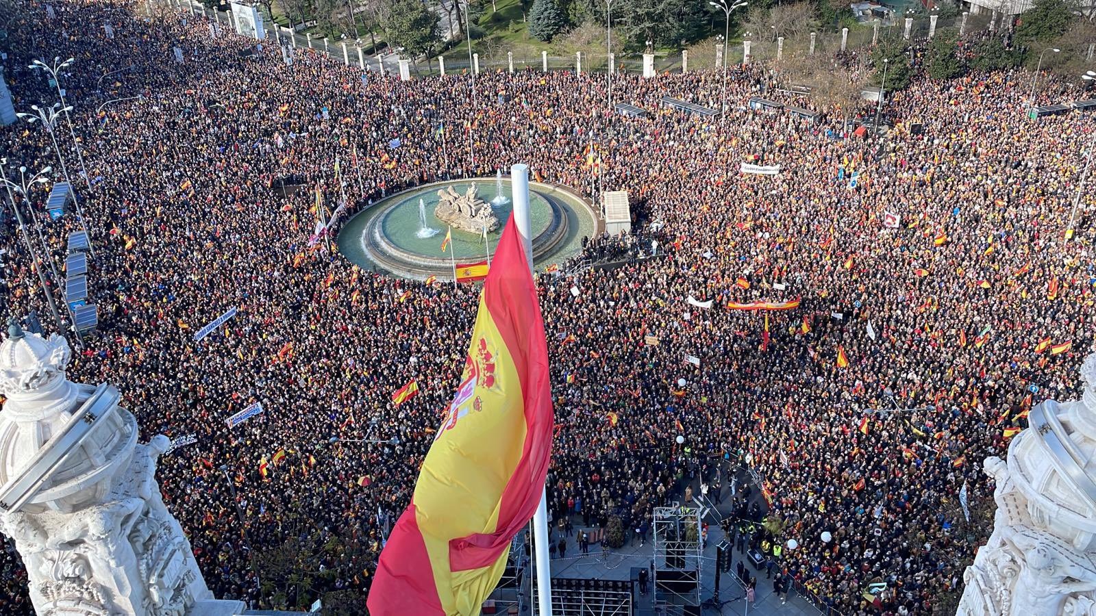 Multitudinaria marcha contra el Gobierno al grito de "Sánchez dictador"