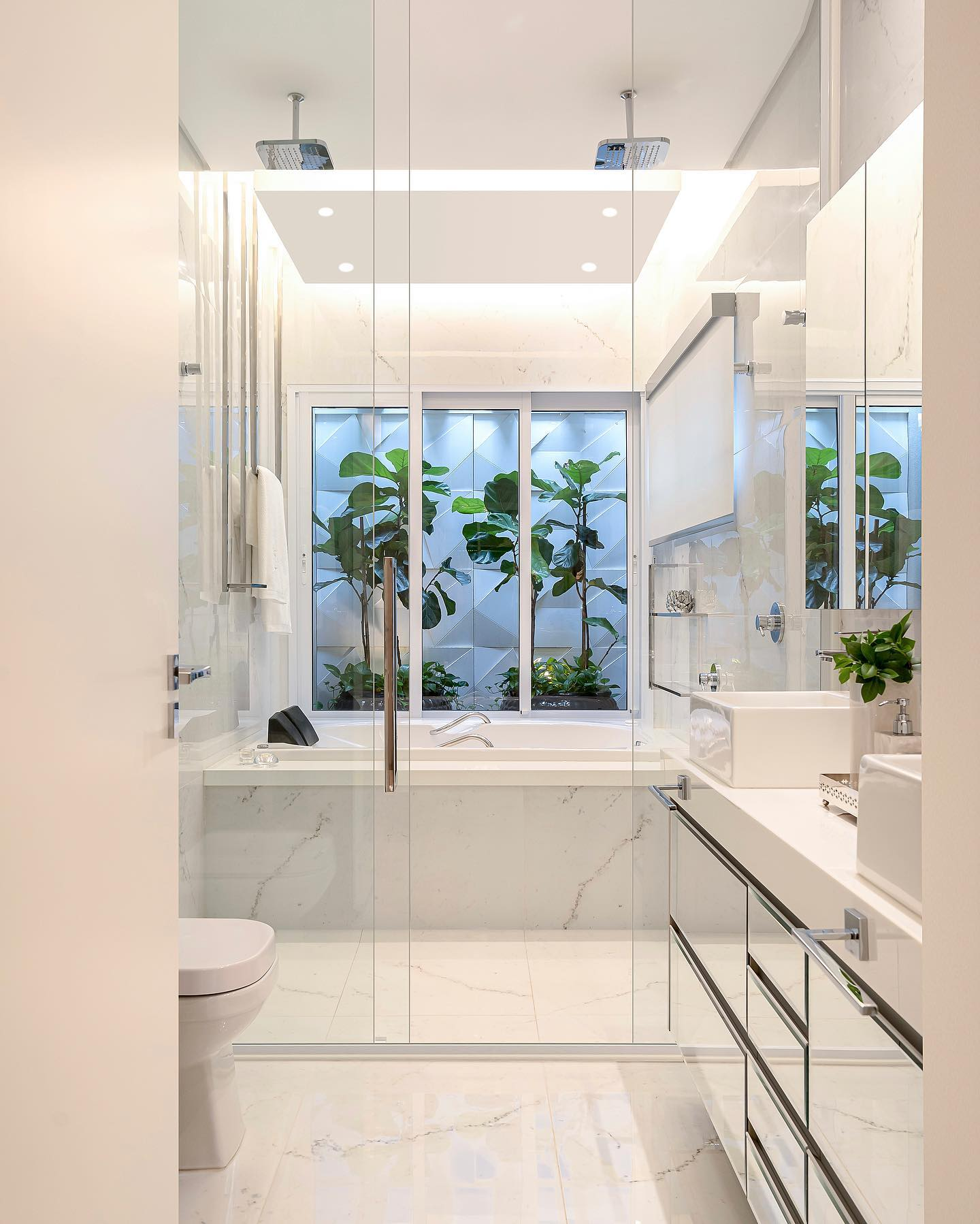Banheiro contemporâneo todo branco com banheira jardim de inverno e escada em inox Decor