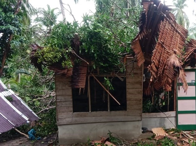 Rumah Warga di Karimun Rusak Parah Ditimpa Pohon Mangga