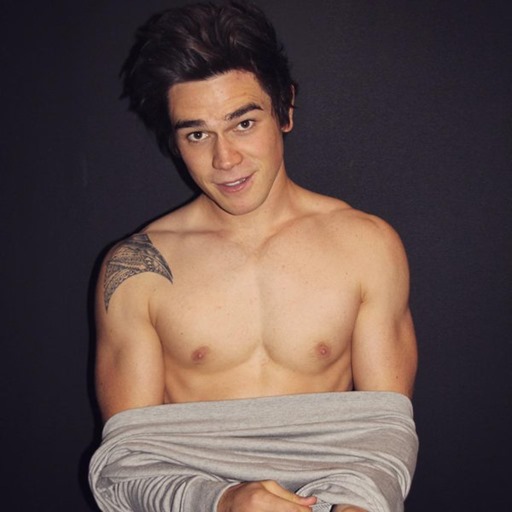 KJ-Apa-Lands-Archie-Role-in-CW-Pilot-160225-03