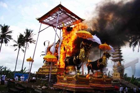 Desa Adat  Sampalan Gelar Tradisi Ngaben Anyar  Hindu Damai