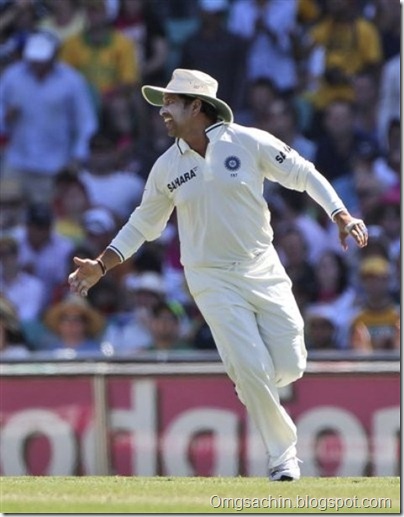 India cricket player Sachin Tendulkar celebrates taking the wicket of Australia's David Warner during the second test match at the Sydney Cricket Ground in Sydney, Australia, Tuesday,