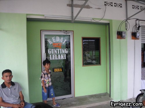  Kedai  Gunting  Rambut  Adik Bongsuku di Kampung Rhu Rendang 