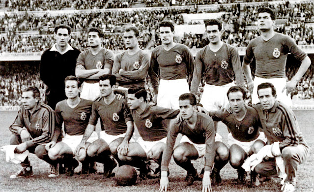 BARCELONA. Temporada 1957-58. Ramallets, Olivella, Brugué, Segarra, Vergés y Gensana. Claudio (cuidador), Tejada, Evaristo, Eulogio Martínez, Luis Suárez, Basora y Ángel Mur (masajista). BARCELONA 6 🆚 LONDON 0 Resultado eliminatoria: BARCELONA 8 🆚 LONDON 2 Jueves 01/05/1958. I Copa de Ciudades en Feria 1955-58, final, partido de vuelta. Barcelona, España, Camp Nou: 70.000 espectadores. GOLES: ⚽1-0: 6’, Luis Suárez. ⚽2-0: 8’, Luis Suárez. ⚽3-0: 42’, Eulogio Martínez. ⚽4-0: 52’, Evaristo. ⚽5-0: 63’, Vergés. ⚽6-0: 75’, Evaristo.