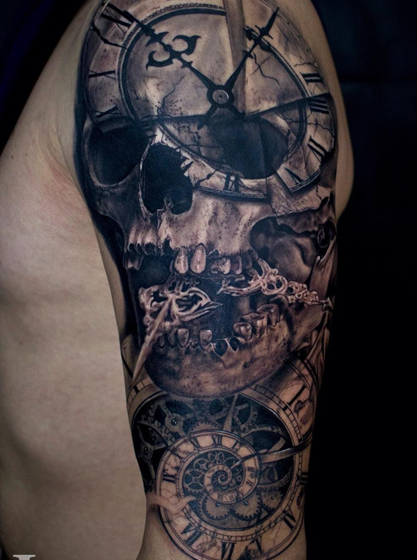 Belo habilidade inspirado manga da tatuagem. O crânio também é formado com a ajuda de uma série de relógios e as mãos do relógio que também são vistos saindo da crânios boca.  