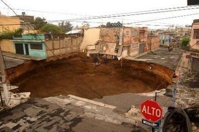 Guatemala Sinkholes on Menakjudkan  Kawah Besar Yang Terbentuk Akibat Rbut Tropika Agatha