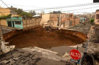 Winter Park Sinkhole on Menakjudkan  Kawah Besar Yang Terbentuk Akibat Rbut Tropika Agatha