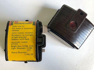 Kodak Verichrome Pan geladen in Brownie Holiday Camera