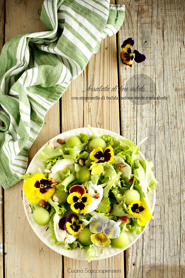 Insalata con melone verde, mozzarella di bufala e mandorle