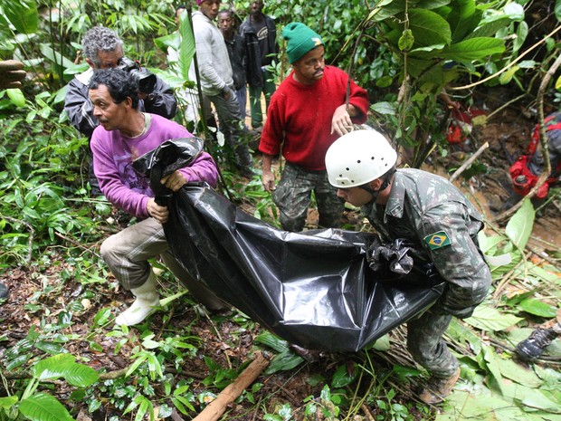 Com mais três corpos encontrados, Petrópolis tem 27 mortes após chuva