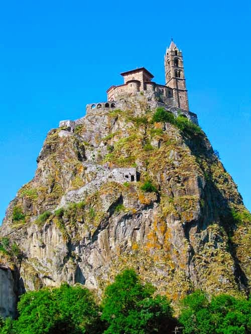 Độc đáo nhà thờ cổ trên đỉnh đá núi của Pháp