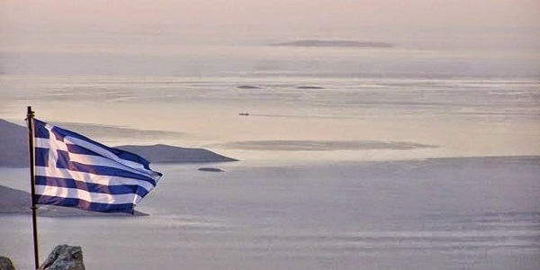 Όσο υψώνεται (ακόμα) η σημαία της πατρίδας