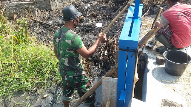 Babinsa Koramil Ceper Bersama Petani Perbaiki Pintu Air Dan Saluran Irigasi