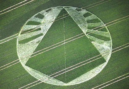 10-East-Field-(Pyramid)-Alton-Barnes-Wiltshire-21-06-01-Wheat--35mm