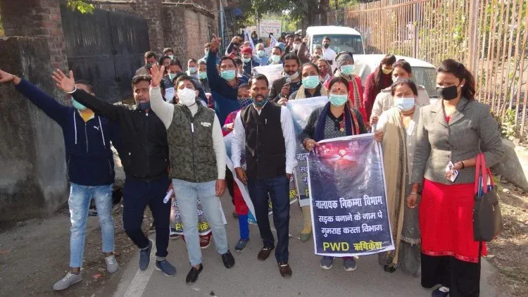 लोनिवि कार्यालय के बाहर प्रर्दशन करते रायवाला के ग्रामीण। - फोटो : RISHIKESH