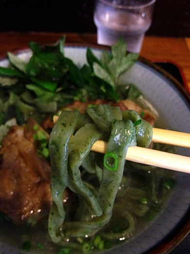 よもぎが練り込まれた自家製麺の写真