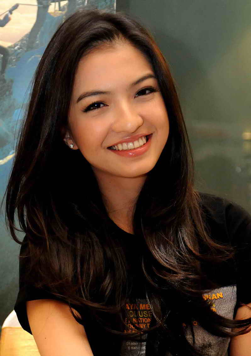  Artis Cantik Raline Shah