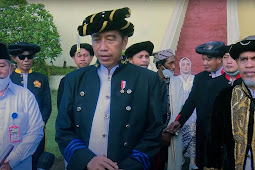 Jokowi Dianugerahi Gelar Kehormatan Adat Kesultanan di Kedaton Ternate 