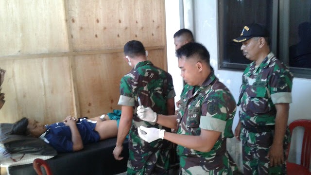 HUT KOSTRAD LAKSANAKAN PENGOBATAN DAN KHITANAN MASSAL DI BALAI DESA PALUR