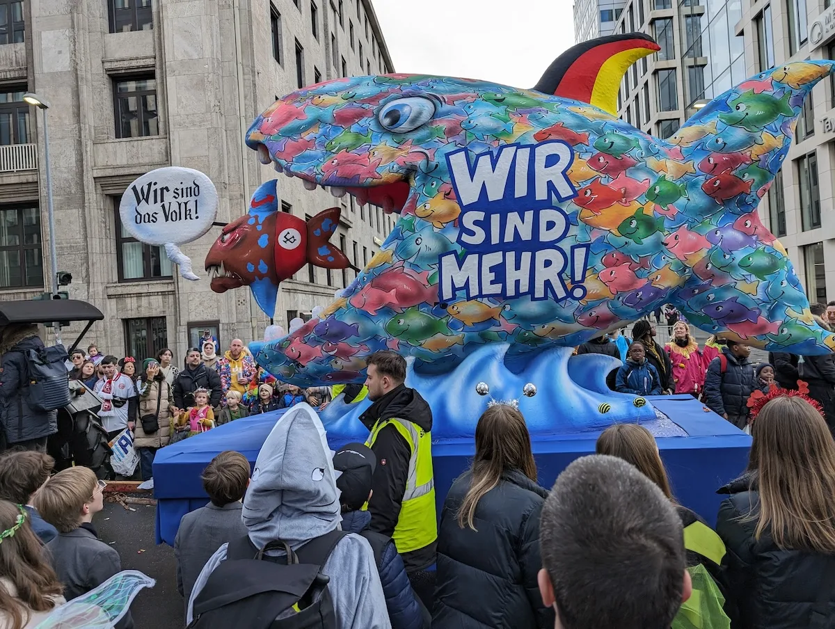 Die Rosenmontagswagen in Düsseldorf von Jacques Tilly | Innere Haltung und ethischer Kompass