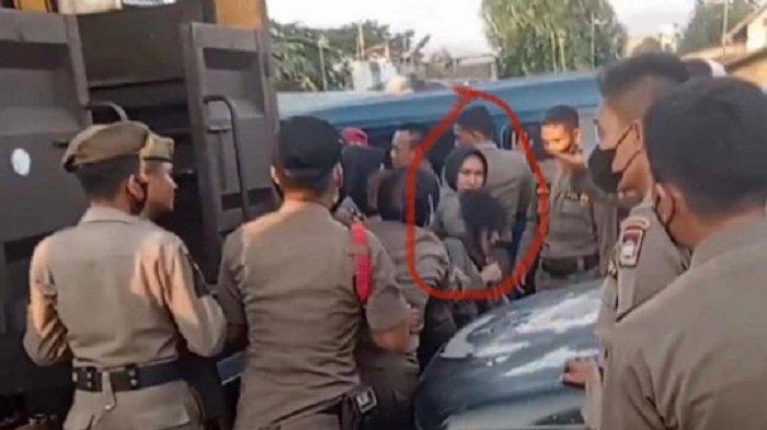 Astaga! Rekam Video Penggusuran PKL, Seorang Perempuan Dikeroyok 15 Satpol PP Padang