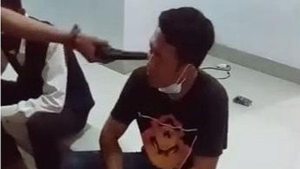 Viral Video Pria Koboi Ancam Tembak Kepala Sopir Travel di Cianjur