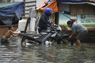 Several roads in Jakarta were submerged in flood waters