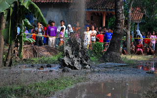 Heboh ! Muncul Semburan Air Berlumpur Menyala Di Purworejo