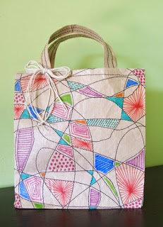 http://www.porcuatrocuartos.com/como-hacer-una-bolsa-para-regalo-con-papel-craft/910