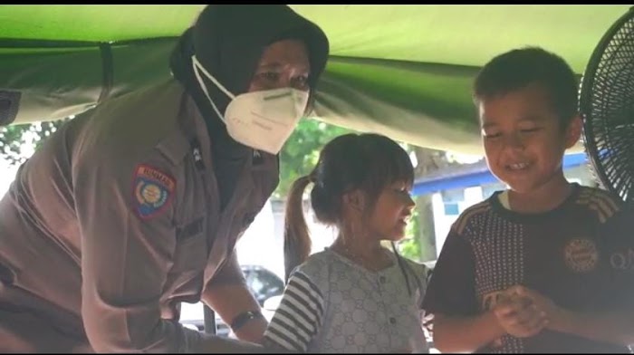 Rumahnya Hancur Akibat Gempa Cianjur, Polwan Bhabinkamtibmas Ini Tetap Jalani Tugas Layani Masyarakat