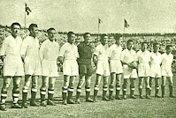 REAL MADRID C. F. - Madrid, España - Temporada 1945-46 - Ipiña, Belmar, Pruden,Clemente, Bañón, Huete, Barinaga, Corona, Moleiro, Elices y Alsúa I - REAL MADRID 3 (Barinaga y Pruden (2)), VALENCIA 1 (Gorostiza) - 09/06/1946 - Copa del Generalísimo, final - Barcelona, estadio de Montjuich - El REAL MADRID gana su 8º título de Copa