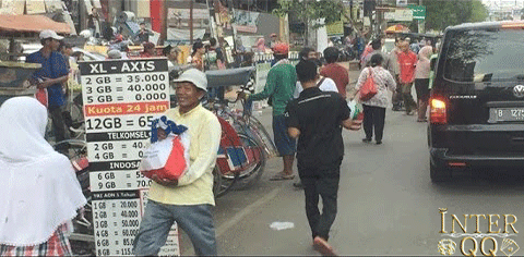 JOKOWI MEMBAGIKAN SEMBAKO DAN AMPLOP KEPADA WARGA TASIKMALAYA