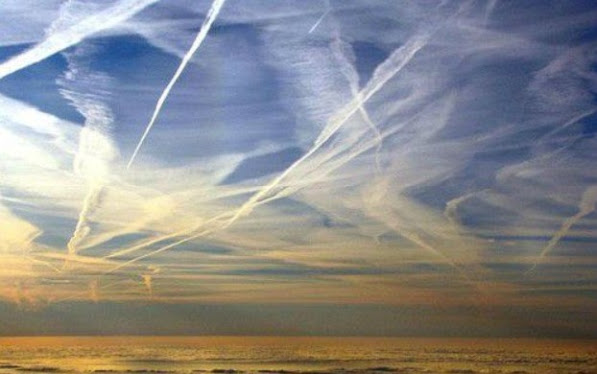 ciel pollué par les chemtrails