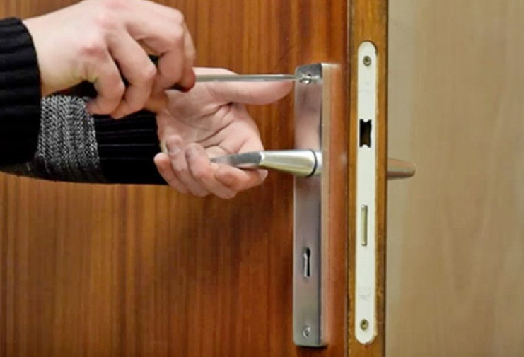  Cara  Membuka  Pintu  Kamar Mandi Yang Terkunci Dengan Peniti 