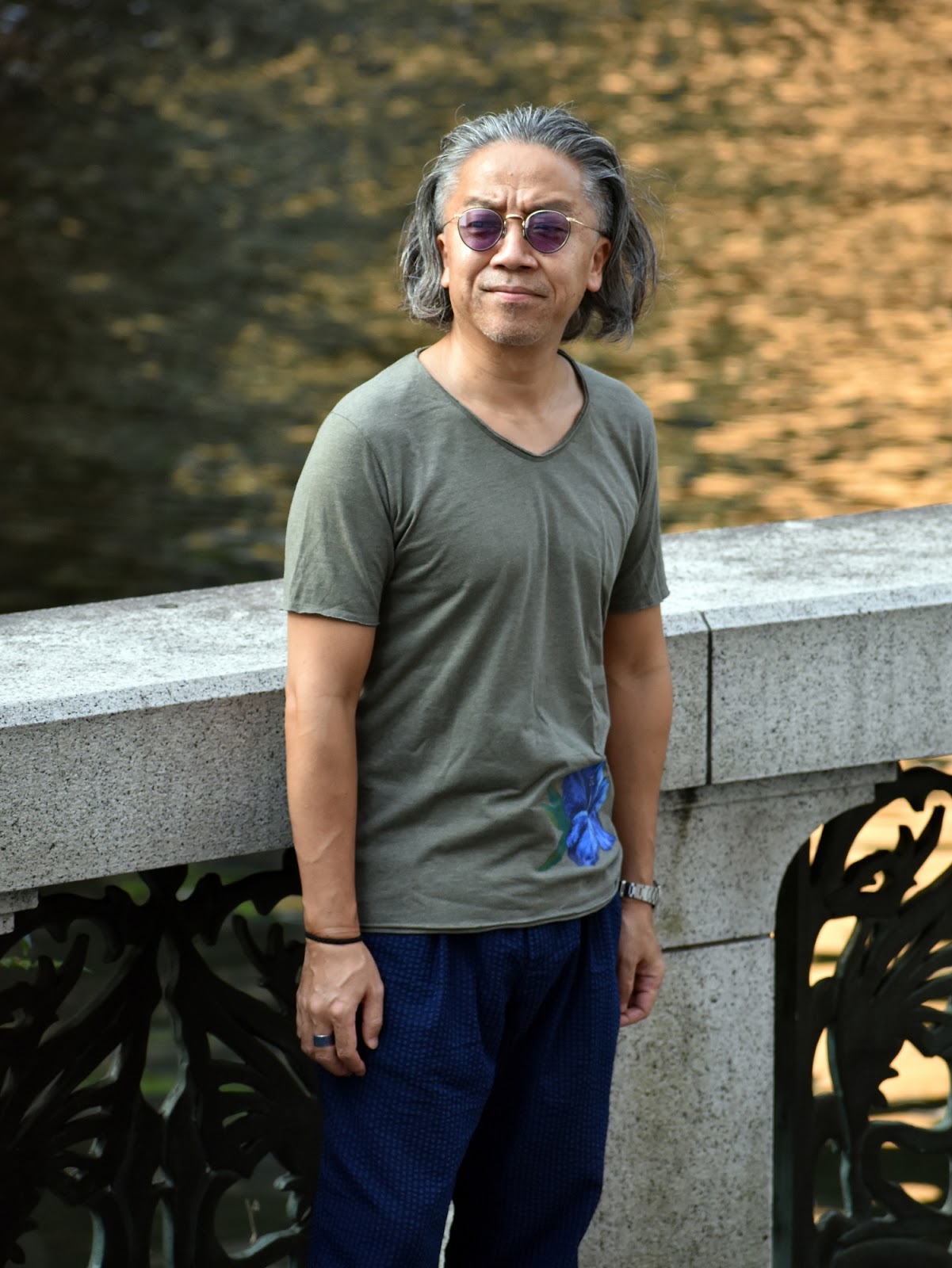 40代以上のメンズtシャツ スタイルは長いパンツと合わせる