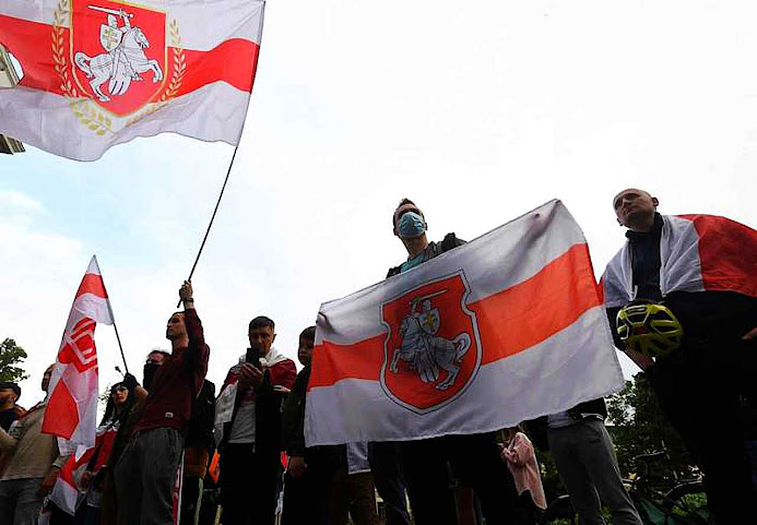 Manifestantes com a bandeira tradicional.