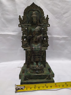 Patung Buddha Duduk