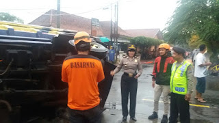 Polsek Kraton Bantu Unitrescue Evakuasi Truk Terguling