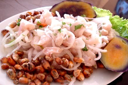 Foto de un rico ceviche o cebiche con cancha serrano, camote y lechuga