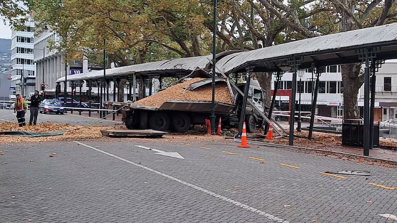 Một chiếc xe tải đã gây ra thiệt hại "đáng kể" cho lối đi có mái che ở Dunedin. (Nguồn: 1News)