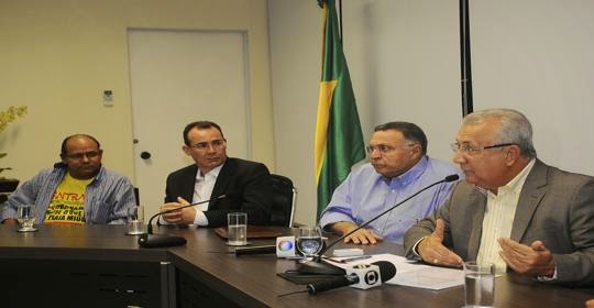 Jackson anuncia revisão salarial geral de 6,38 % e implantação dos PCCVs dos servidores