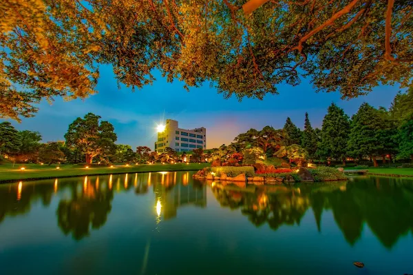 ▲日本庭師規劃迴遊式禪風庭景，遍植百年老樹：日本黑松、真柏、羅漢松、楓港柿、紫薇花等珍稀樹種，550年紫檀、220年日本黑松更是鎮園之寶。（成美文化園提供）