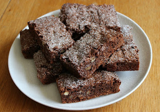 pokrojone kawałki brownie na bialym talerzu