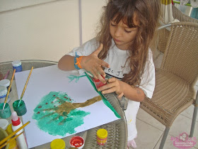 Pintura com as mãos para crianças árvore