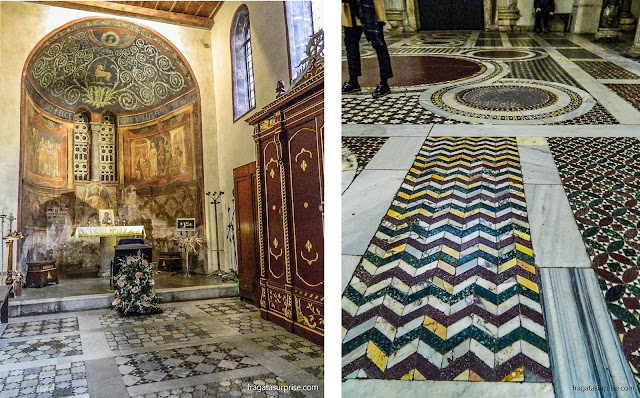 Um altar decorado com afrescos e o piso em mosaico da Igreja de Santa Maria in Cosmedin, em Roma