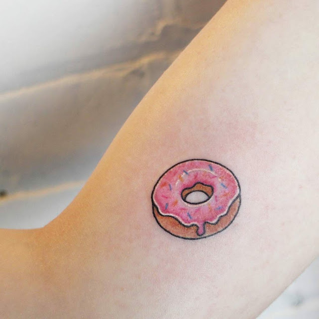 Inspire-se: 50 tatuagens femininas usando rosa como cor principal